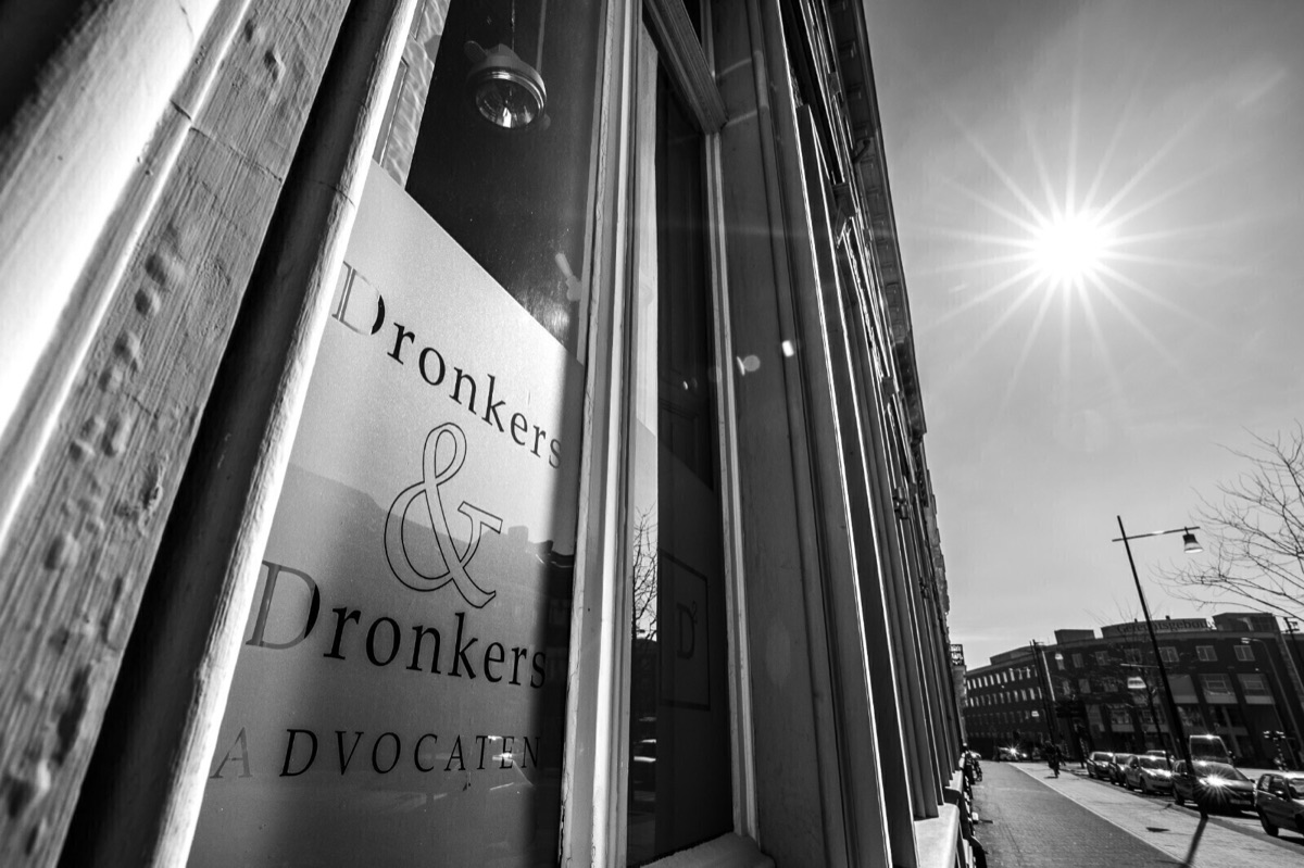 De gevel van het kantoor van Dronkers & Dronkers Advocaten aan de Willem II Singel in Roermond